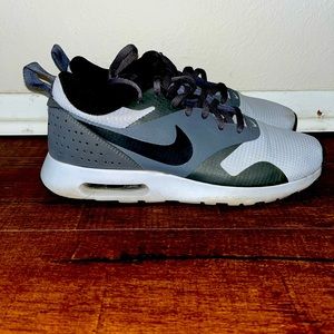 Nike tennis shoes the size in a men’s 8.5